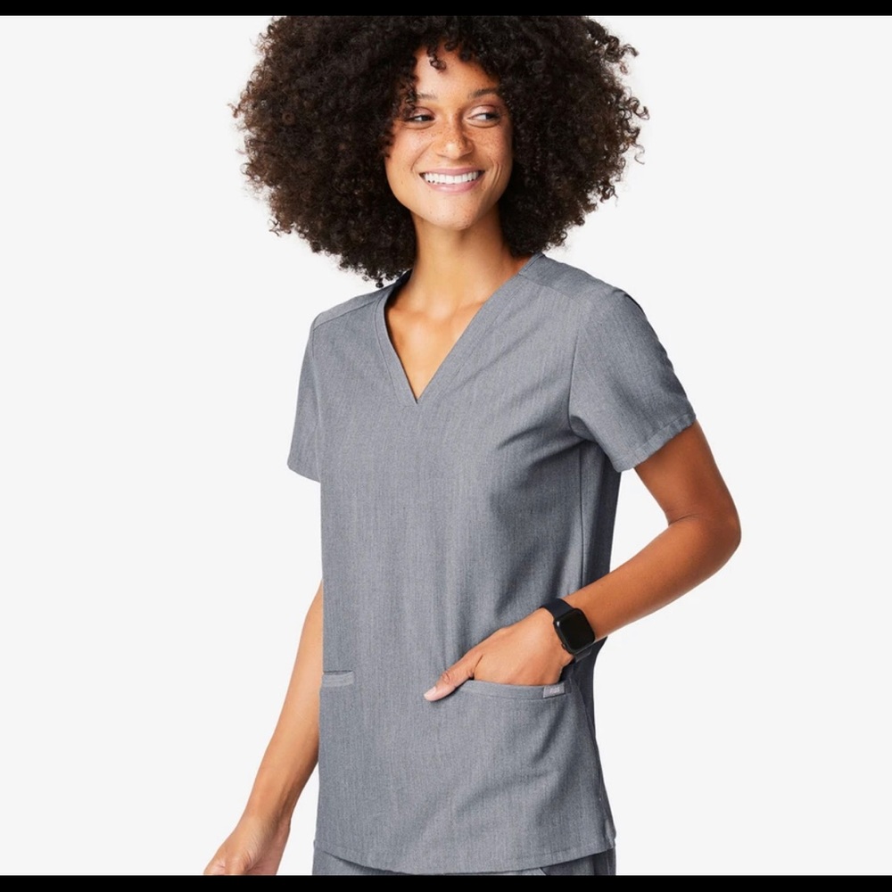 Casma Three-Pocket Scrub Top - Picture 2 of 5